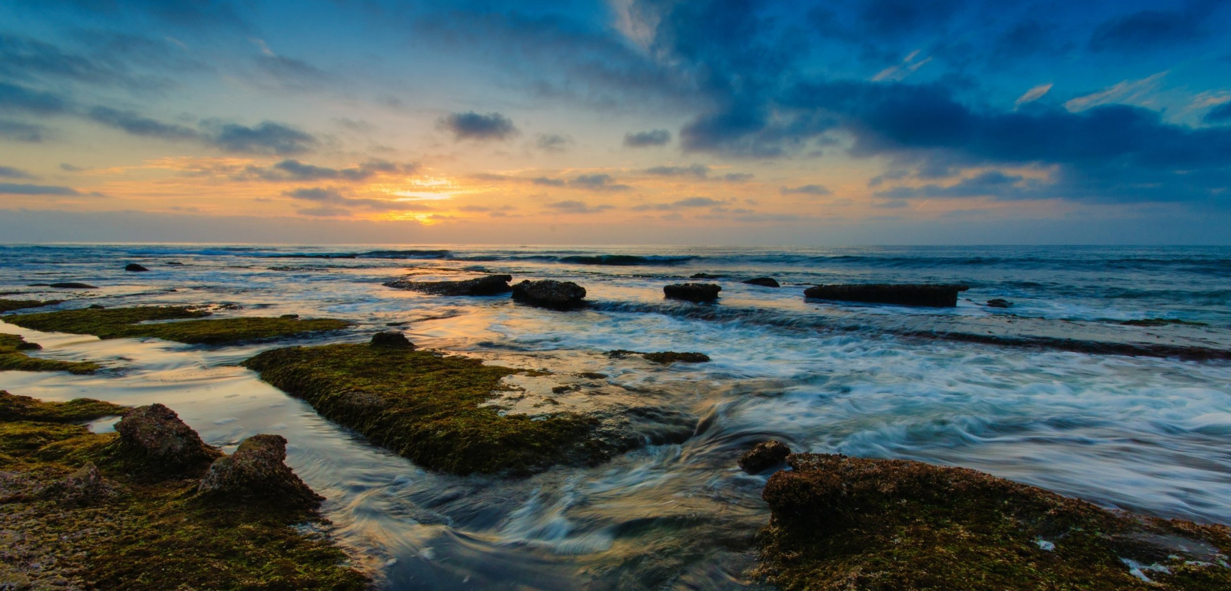 paesaggio natura mare acqua rocce vegetazione verde cielo nuvole sole sfondo carta da parati widescreen schermo intero widescreen widescreen