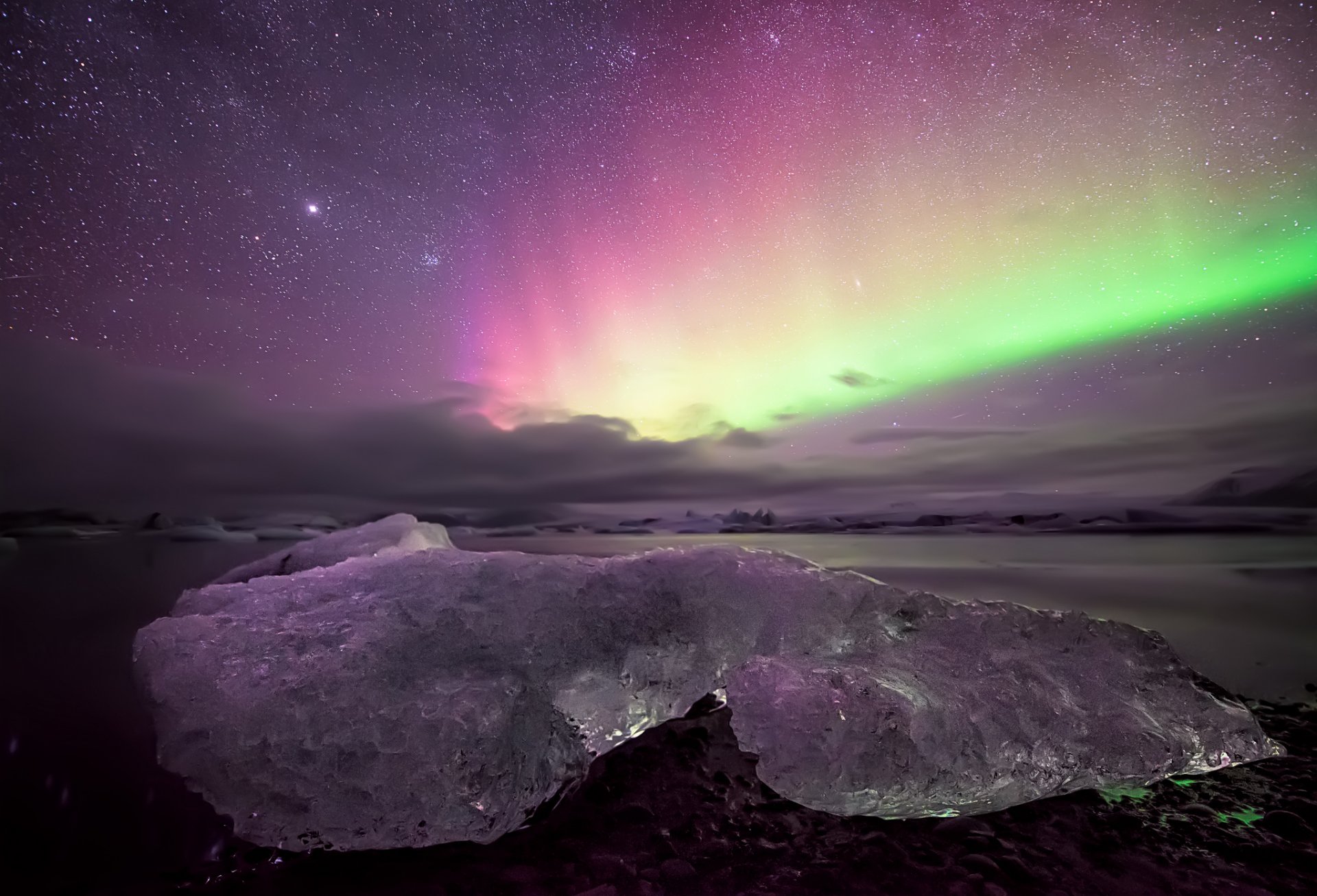 lastrone di ghiaccio cielo stelle aurora boreale