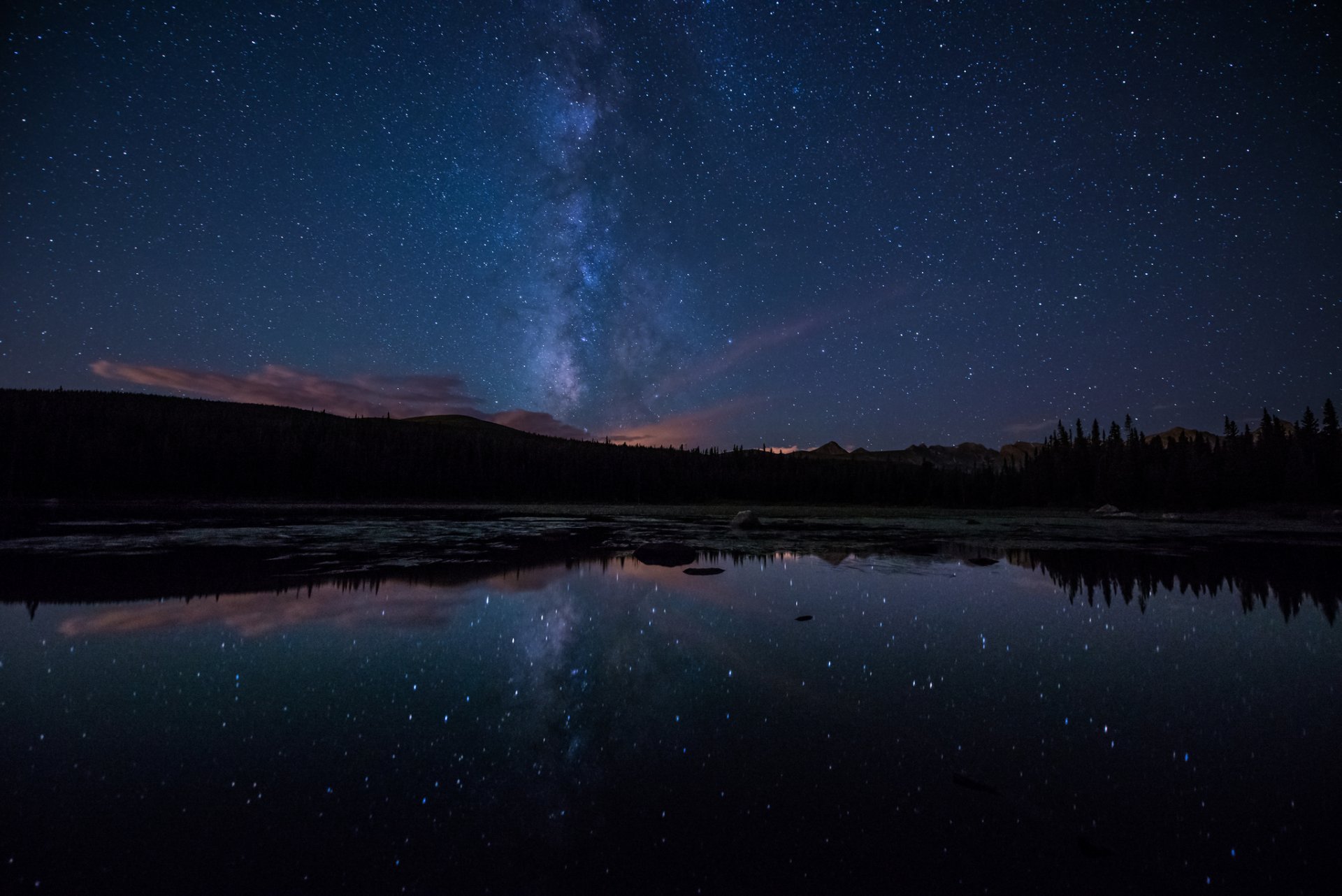 noche bosque lago estrellas vía láctea reflexión