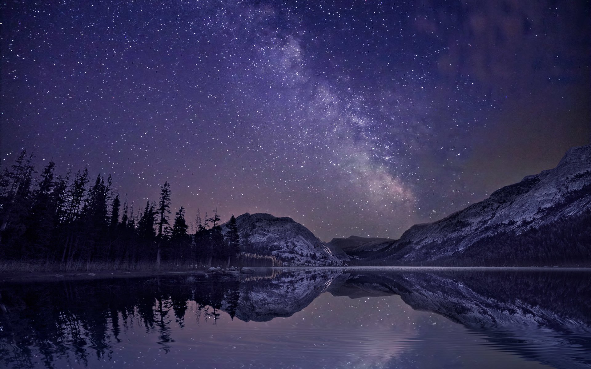 montañas bosque lago reflexión noche estrellas vía láctea