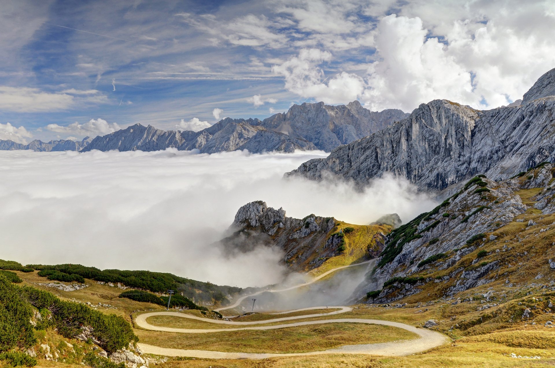 alpen berge gipfel pisten straße bäume himmel wolken bayern deutschland