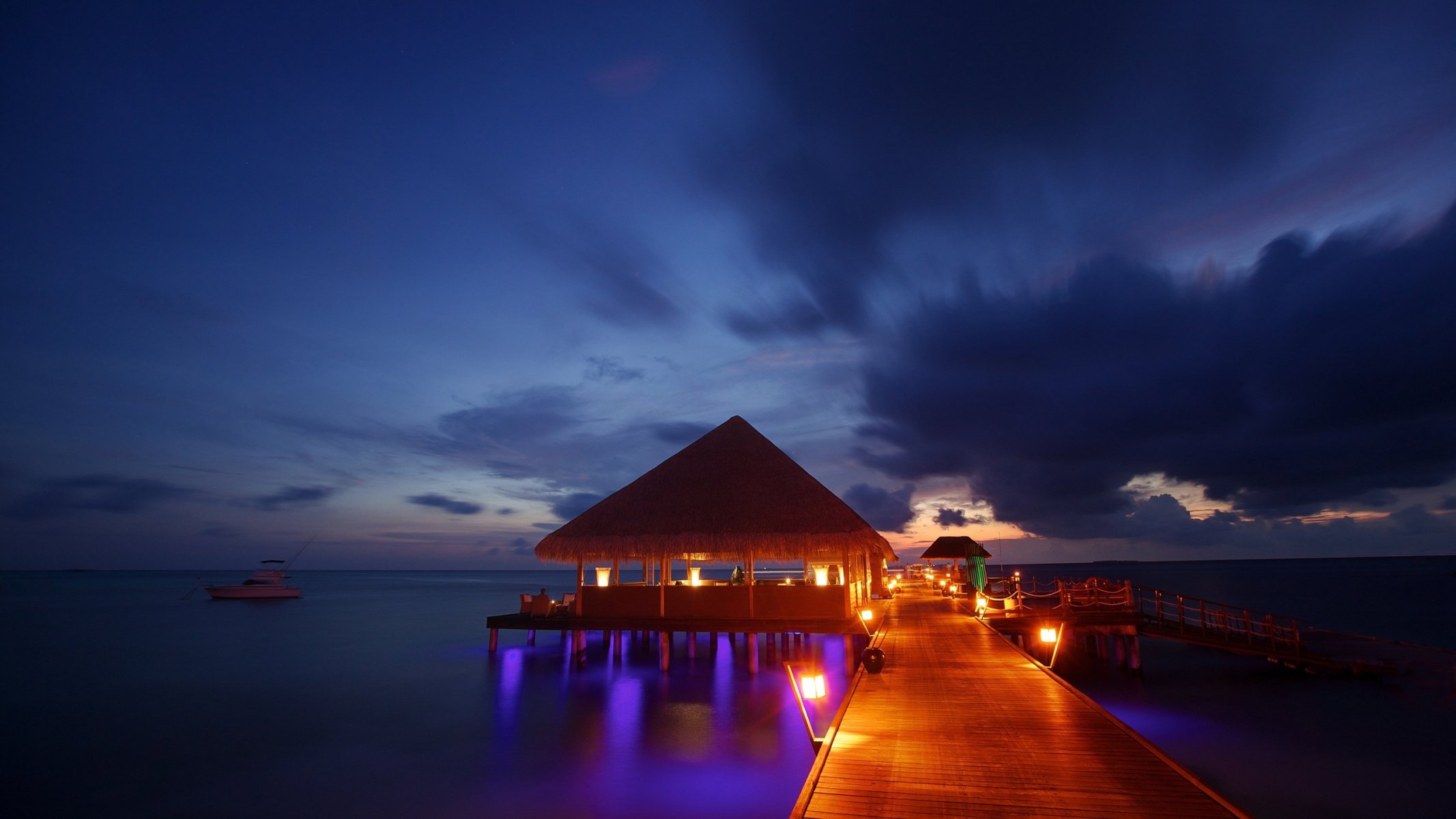 luci notturne maldive tropicale spiaggia bungalow oceano mare tramonto molo