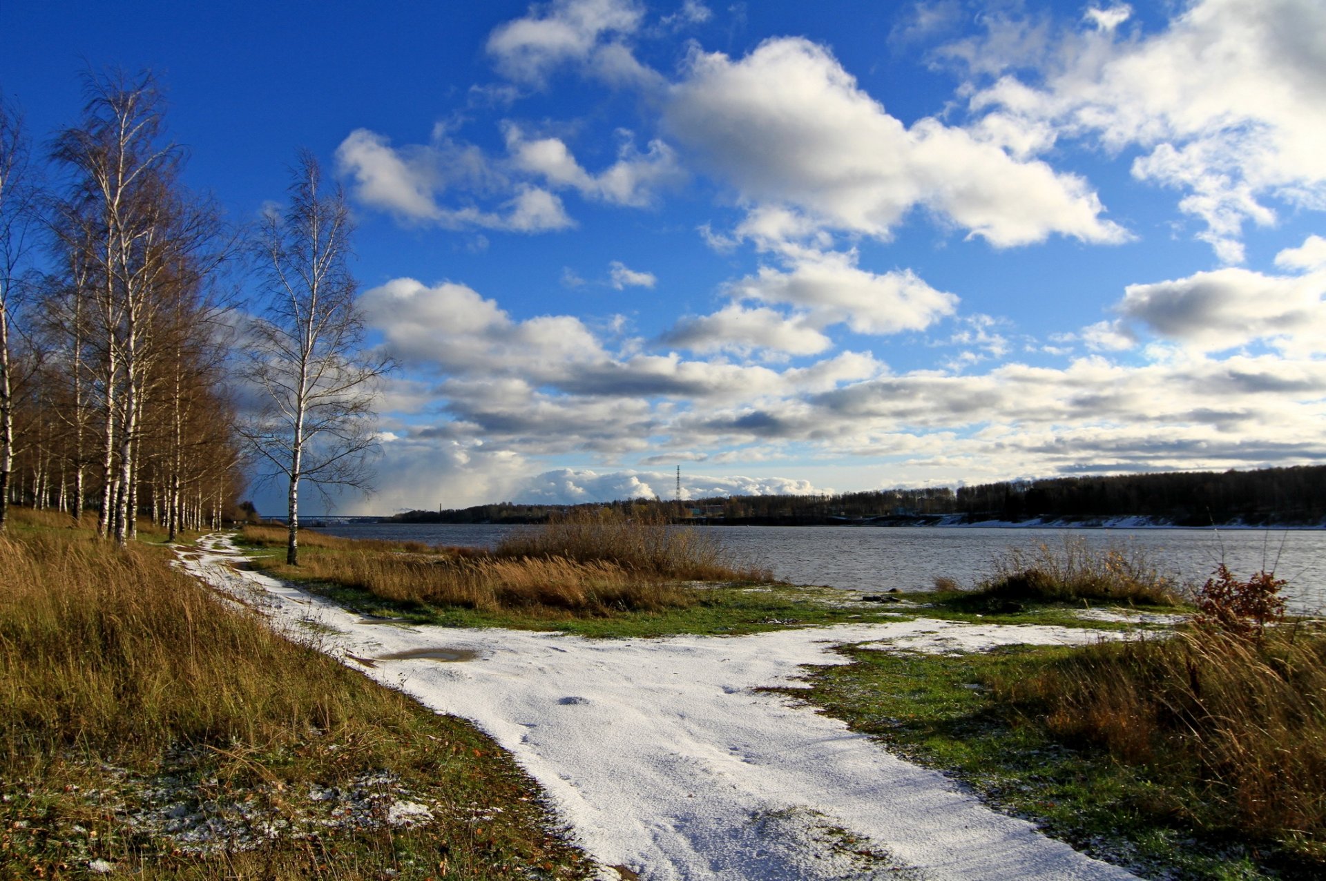 fiume cielo nuvole erba neve betulle primavera volga