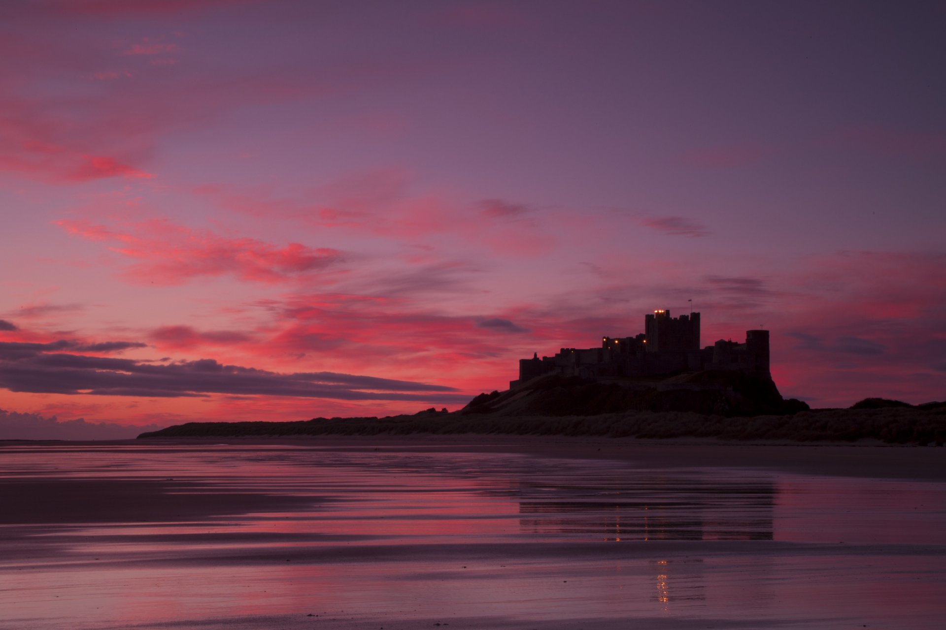 reino unido inglaterra castillo de bamburgh castillo bamburgh mar costa tarde carmesí puesta de sol cielo nubes paisaje