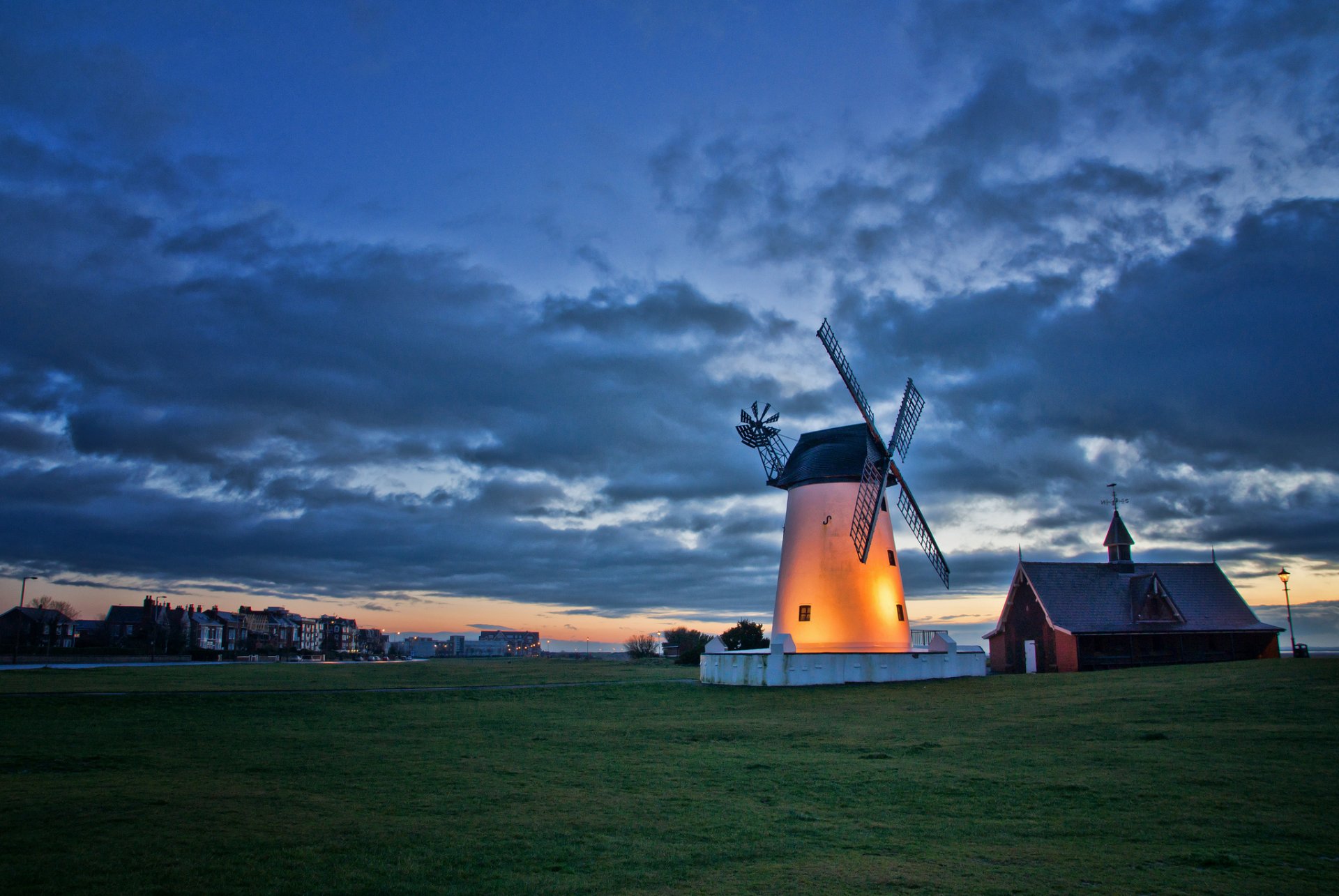 reino unido inglaterra pueblo molino iluminación iluminación noche anochecer puesta de sol cielo nubes paisaje