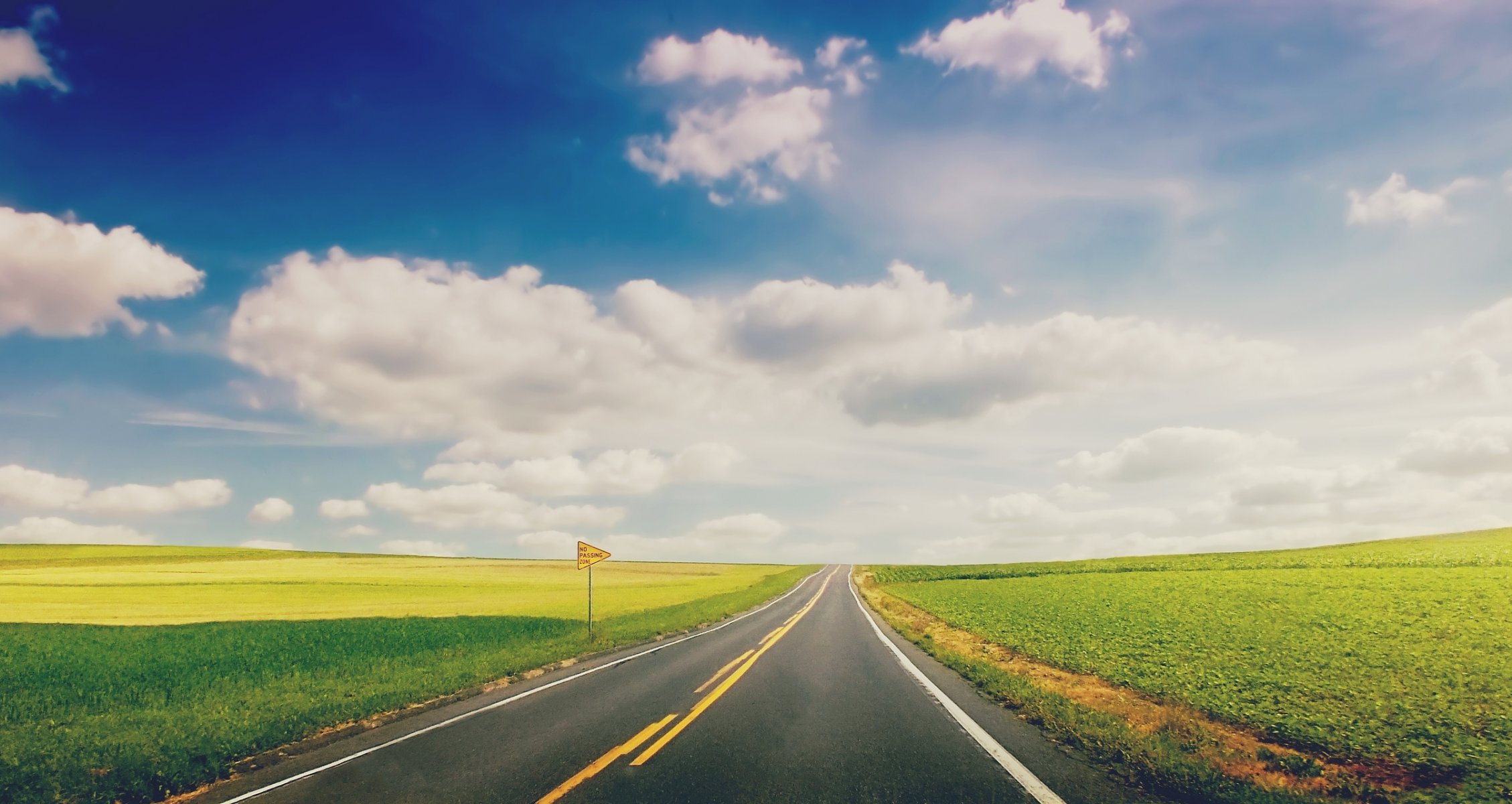 naturaleza paisaje hierba vegetación carretera pista placa cielo. nubes horizonte fondo papel pintado pantalla ancha pantalla completa pantalla ancha pantalla ancha