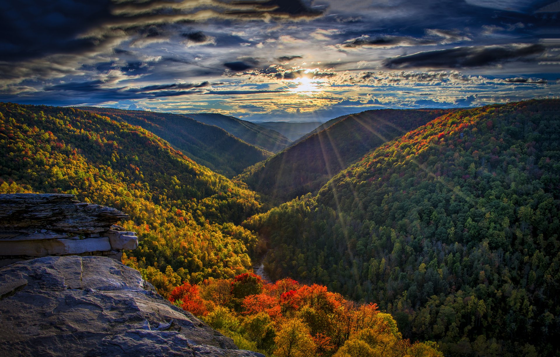 montagna foresta fiume autunno sole raggi sera