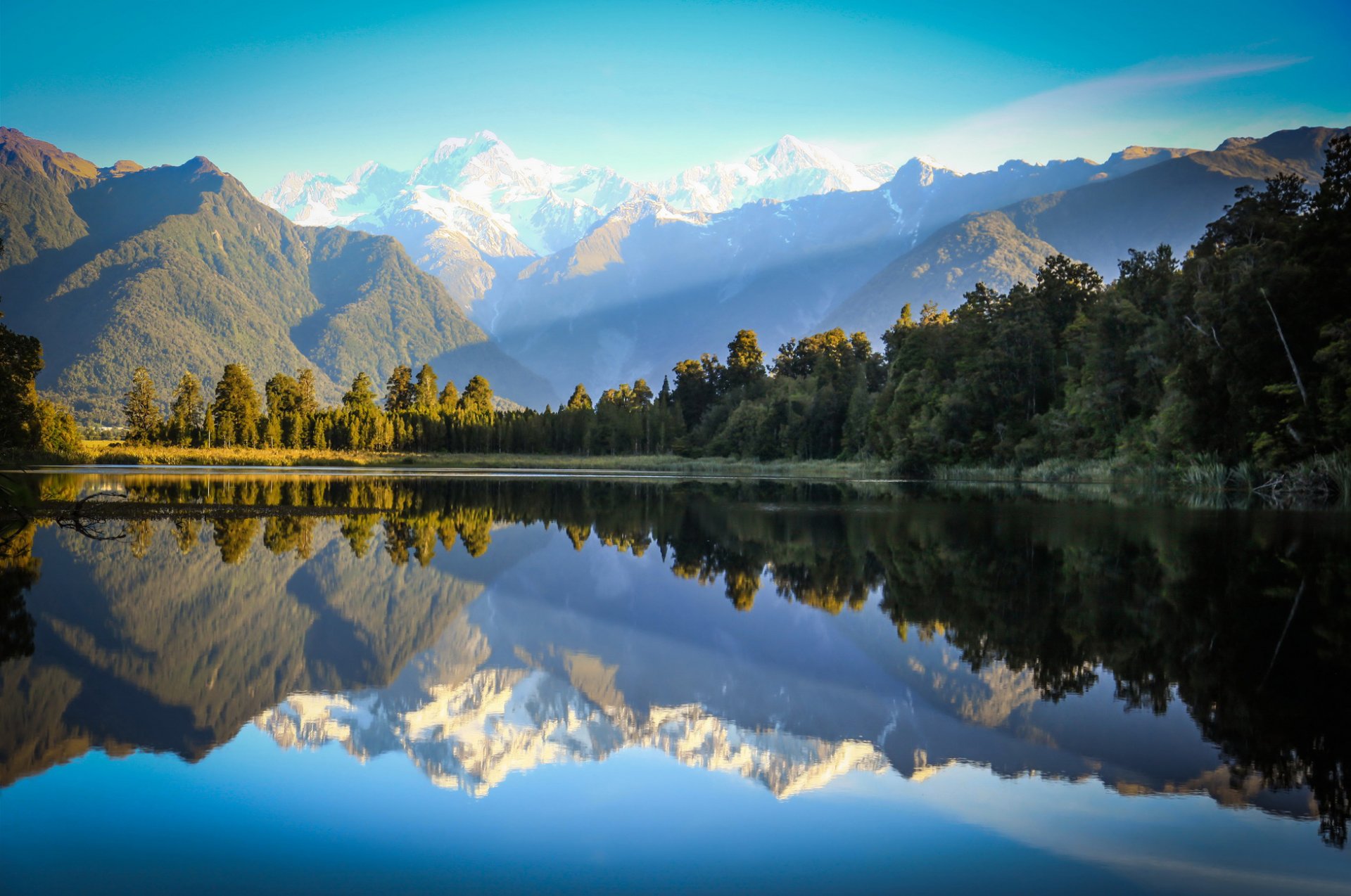 montagnes forêt lac surface réflexion