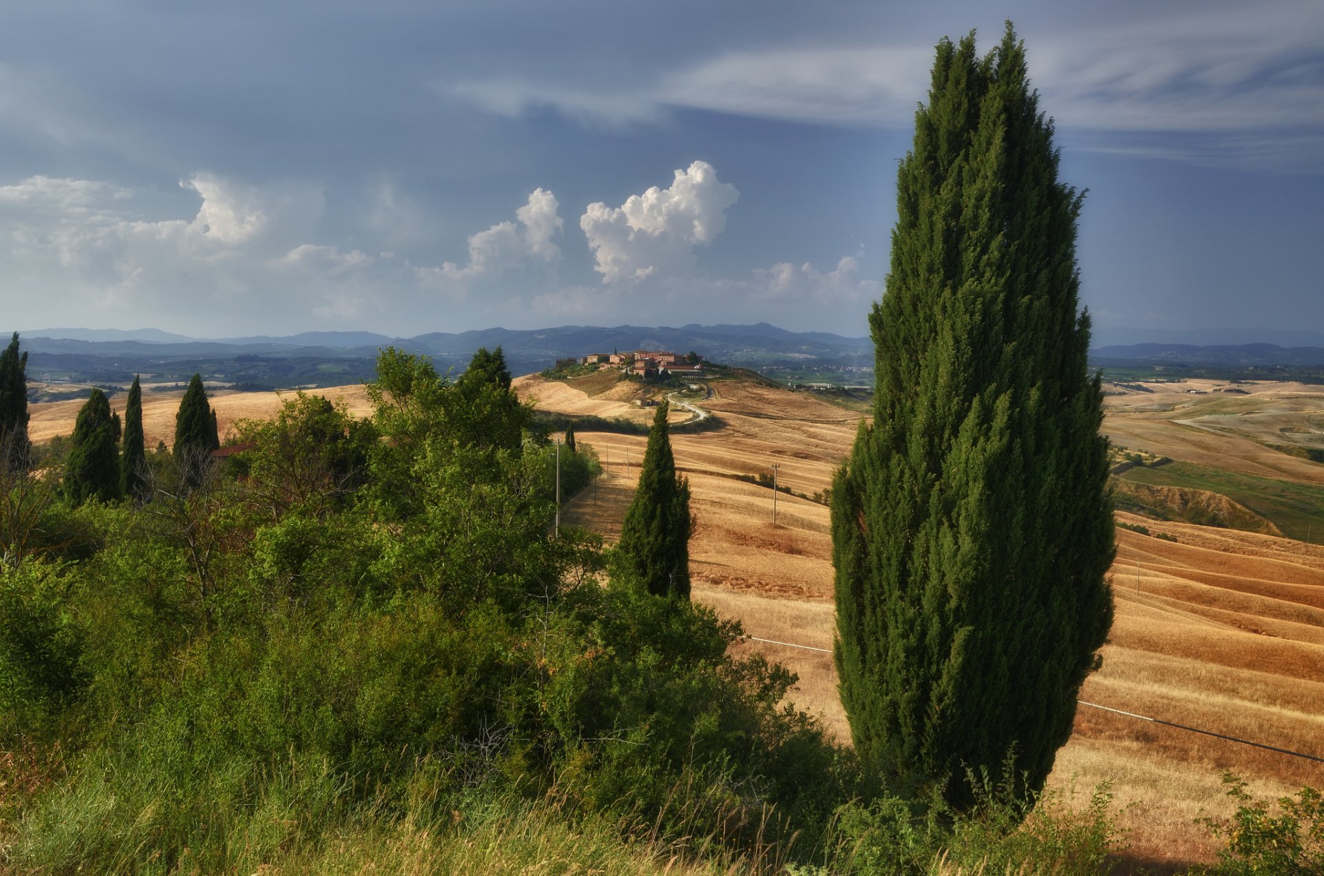 italia toscana colline case strada cipresso