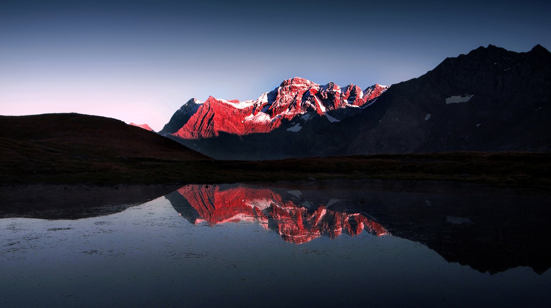 berg see schnee rot licht und dunkelheit