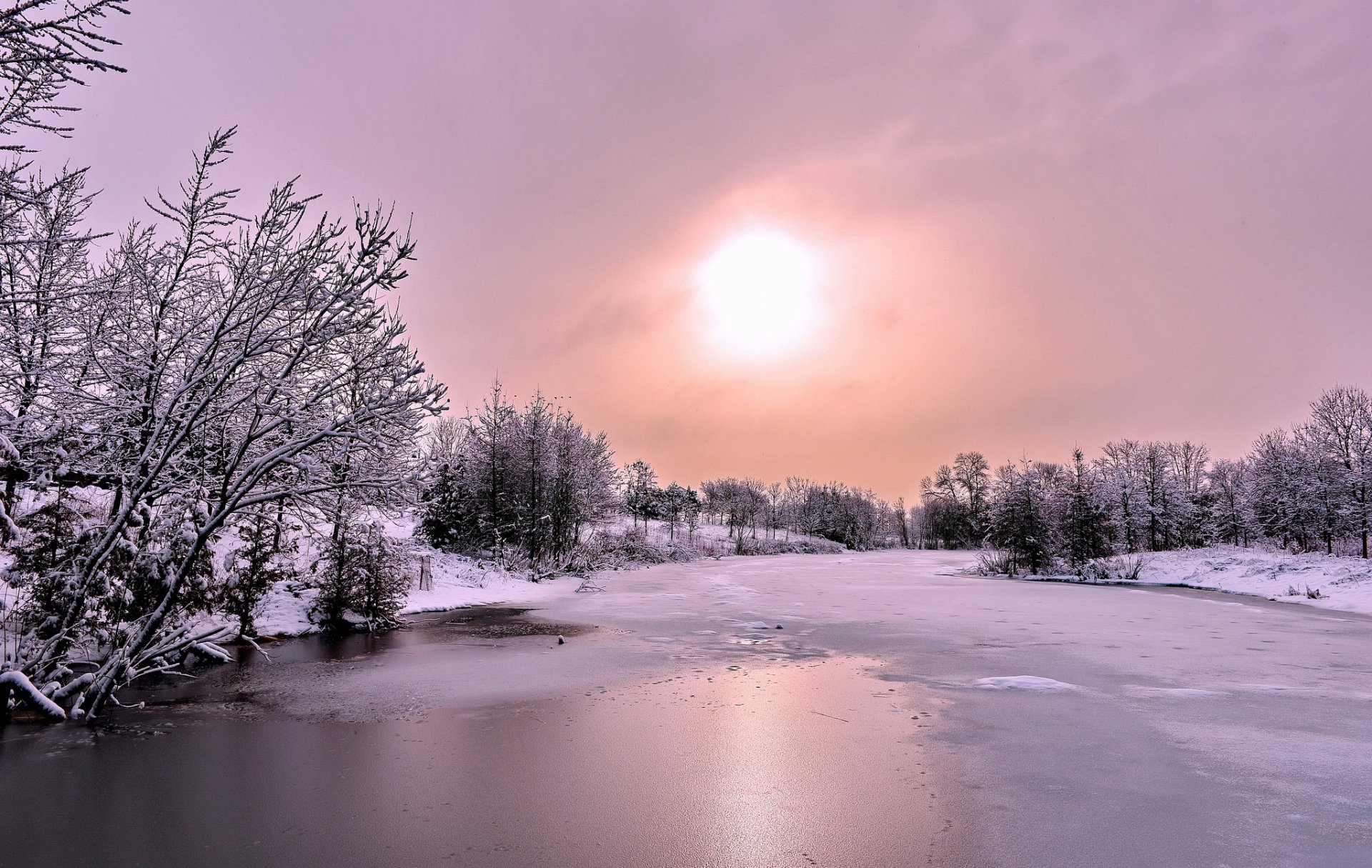 inverno neve foresta fiume ghiaccio sole nuvole