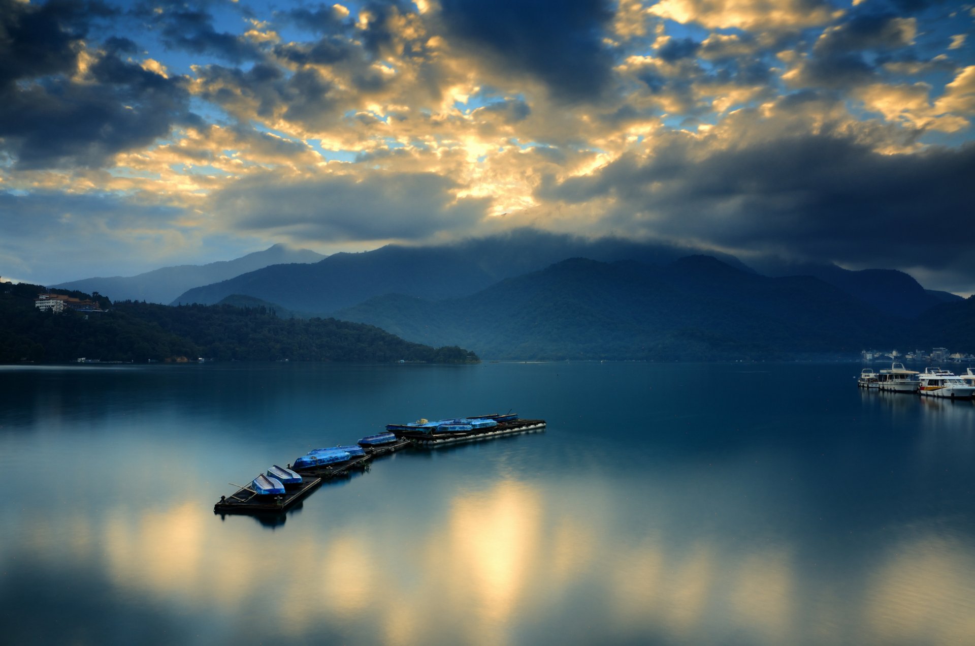 montagne baia traghetto barche nuvole alba