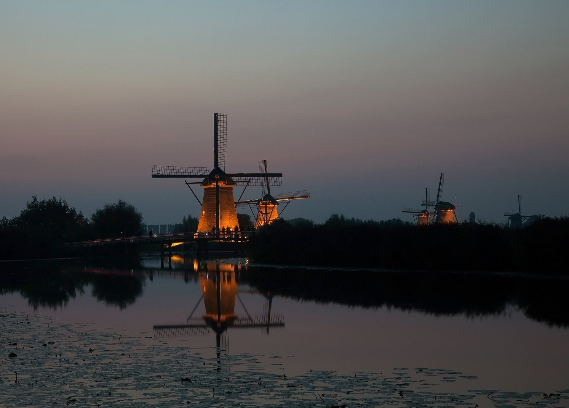 holandia kinderdijk młyny wiatraki wieczór zmierzch