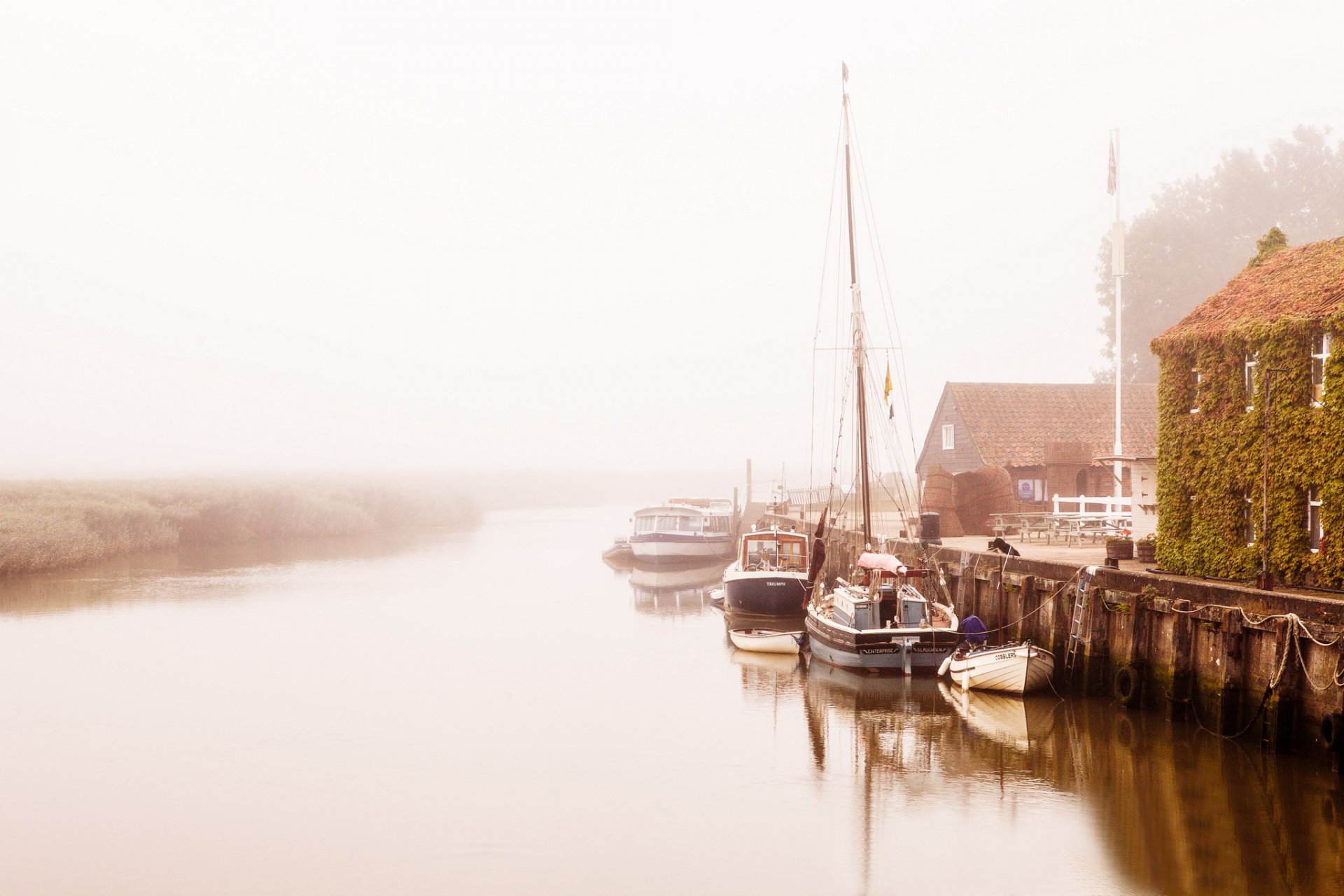 rivière maisons bateaux quai brouillard matin