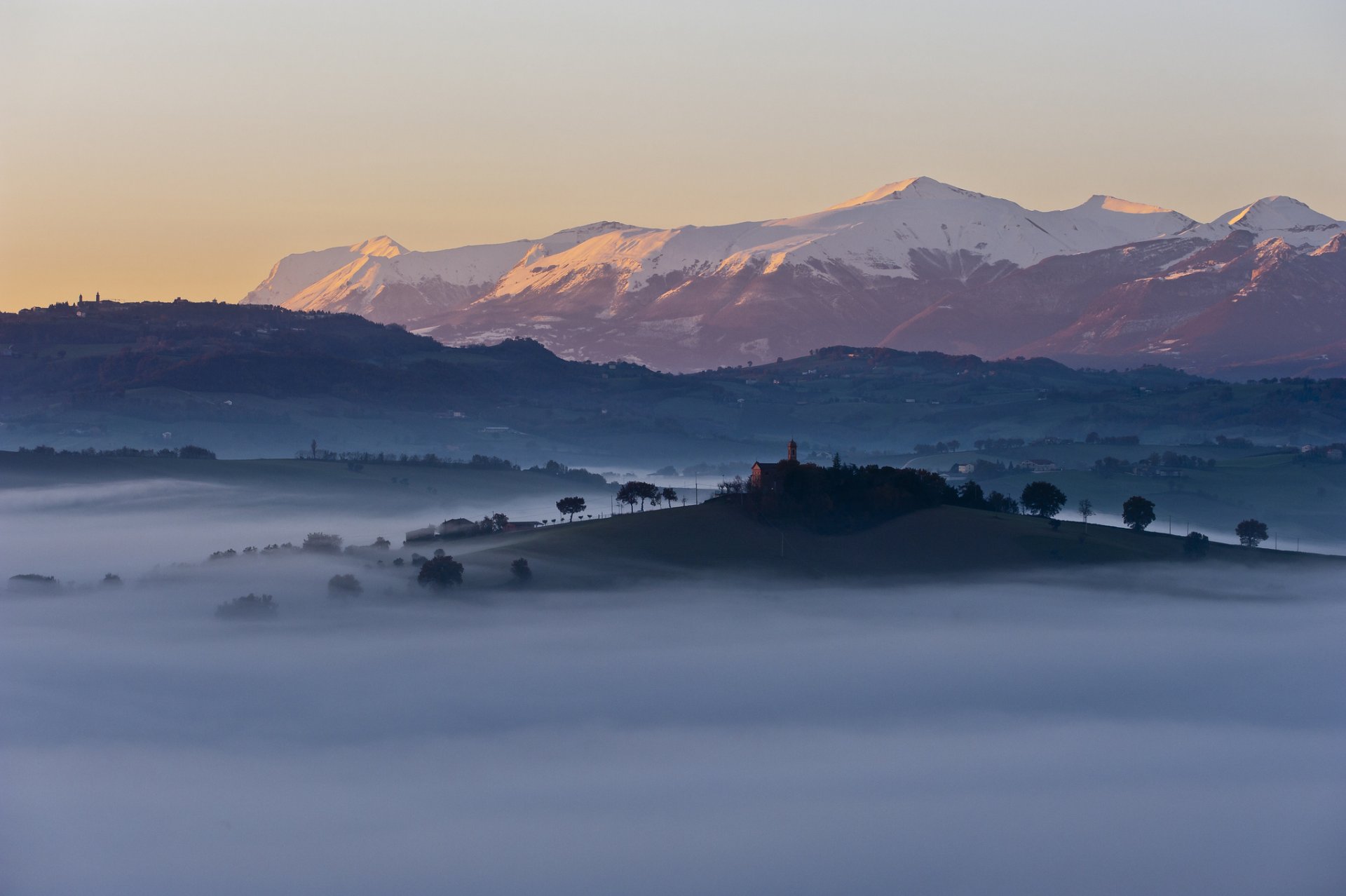 regnano italia montañas colinas árboles casas niebla mañana