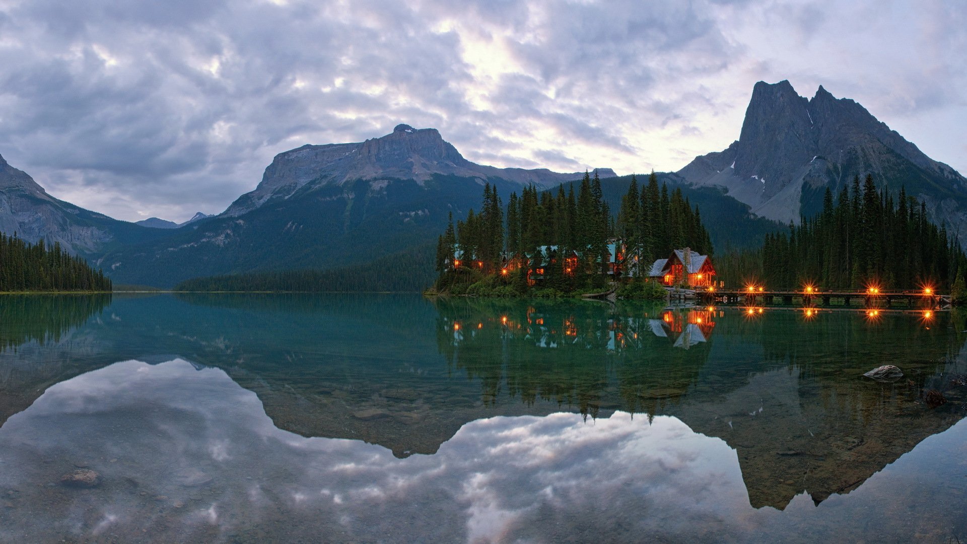 canadá yoho parque nacional lago esmeralda montañas casas luces reflexión mañana amanecer