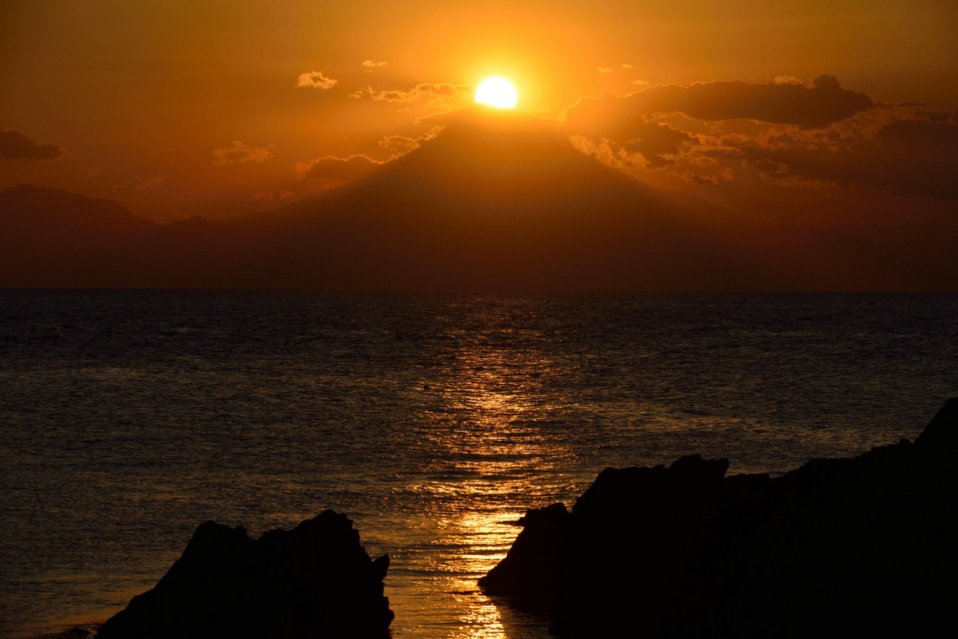 lago rocce montagna fuji sole tramonto