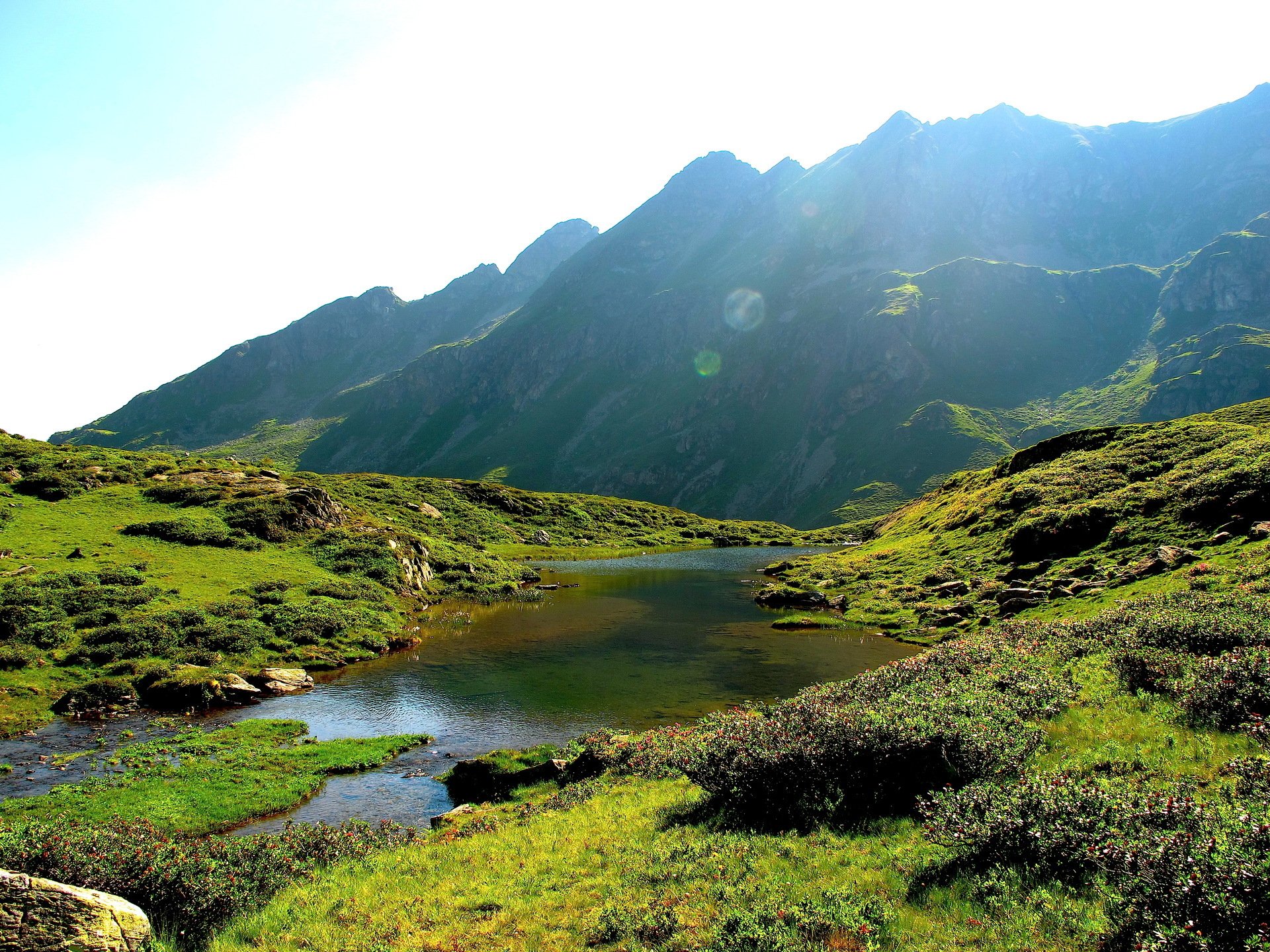 sommer berge fluss hang grün landschaft sonne strahlen