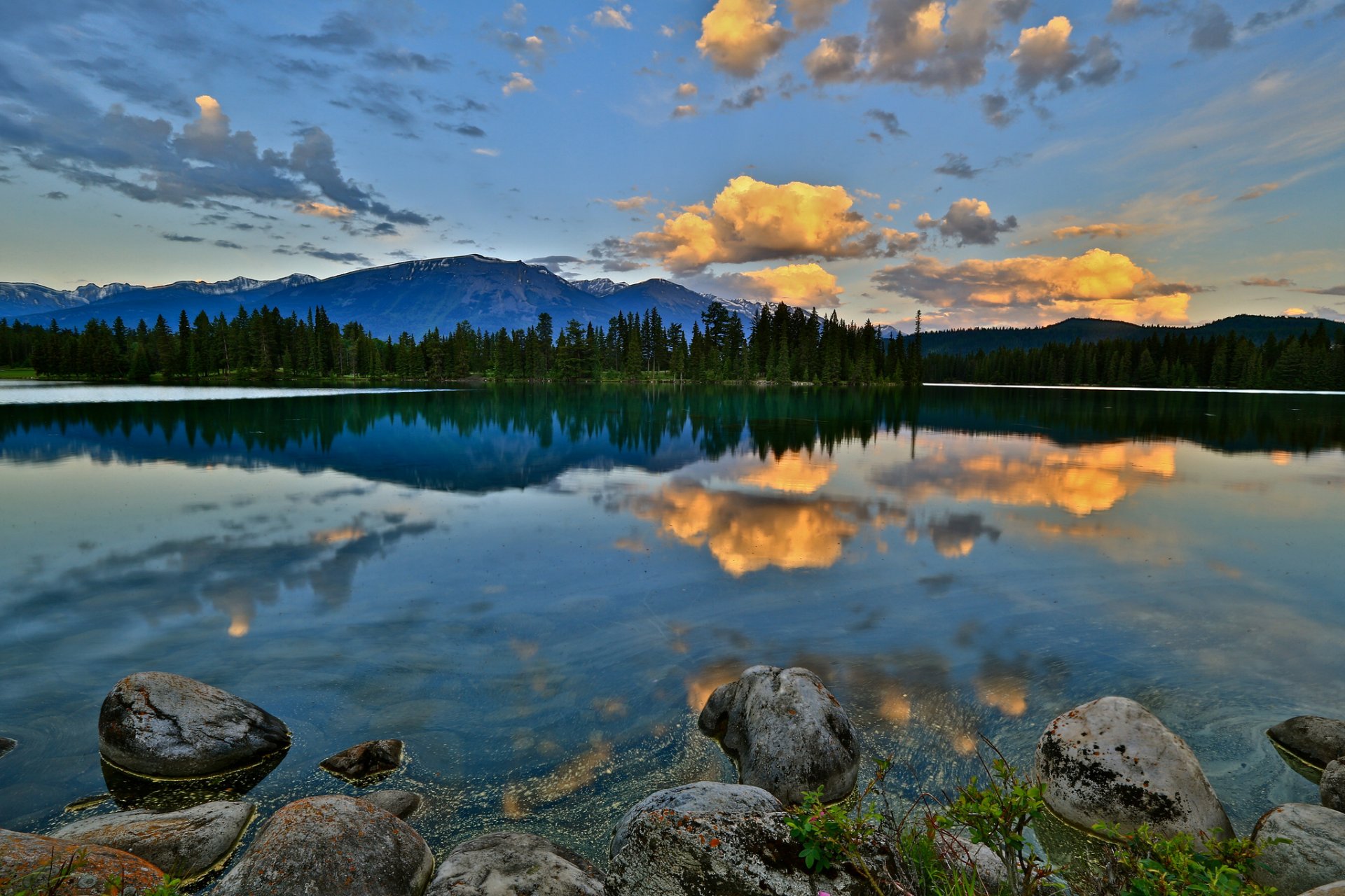 montañas bosque lago piedras amanecer