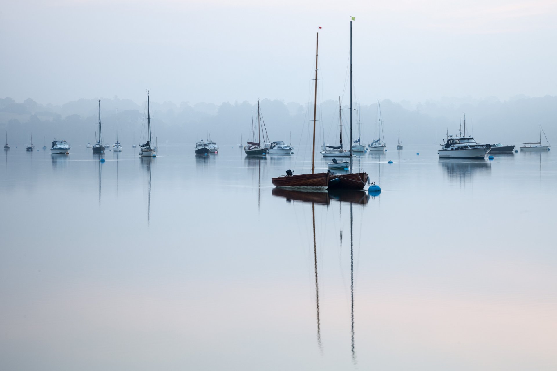 lac bateaux brouillard matin silence paix