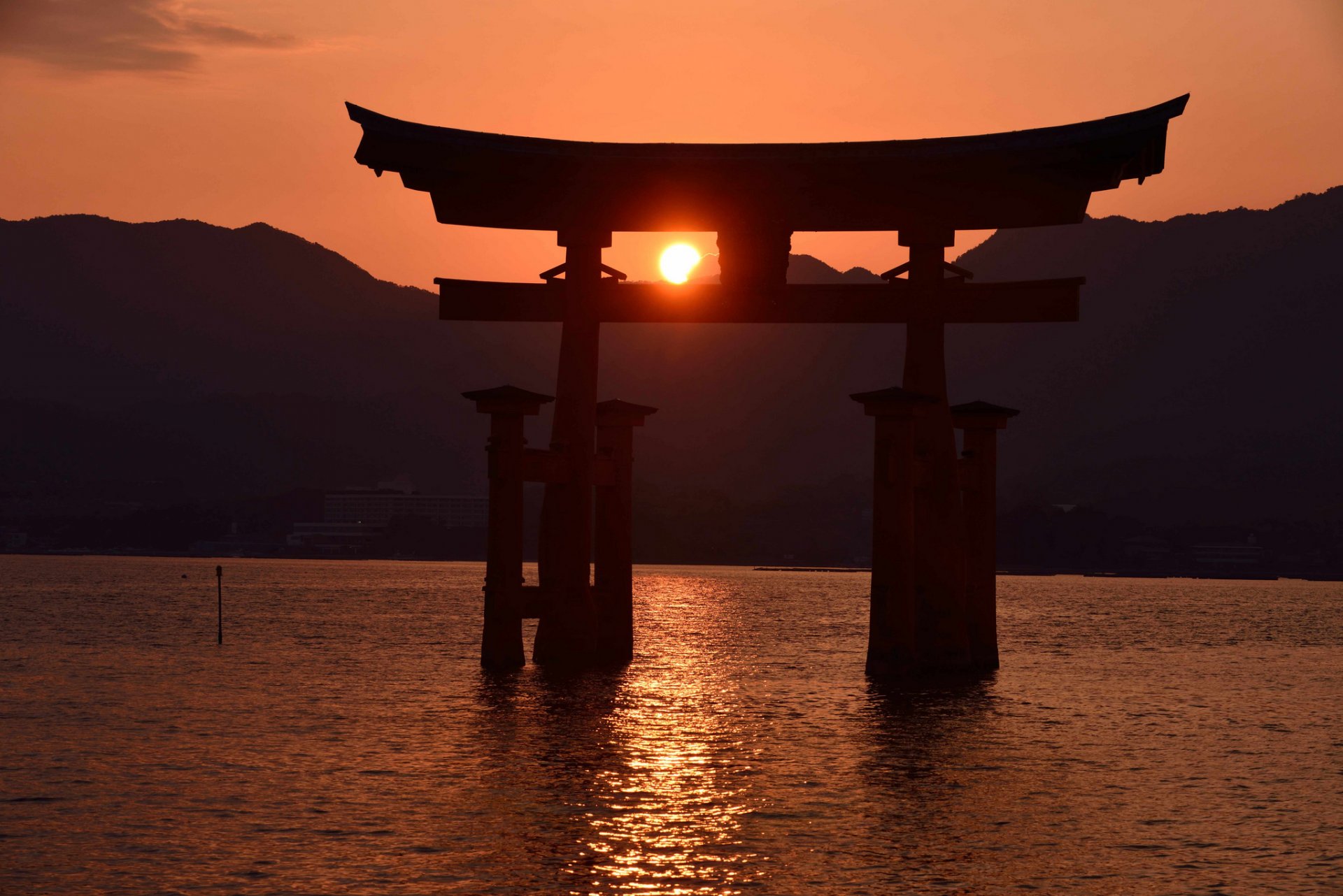 japon itsukushima porte torii coucher de soleil marée