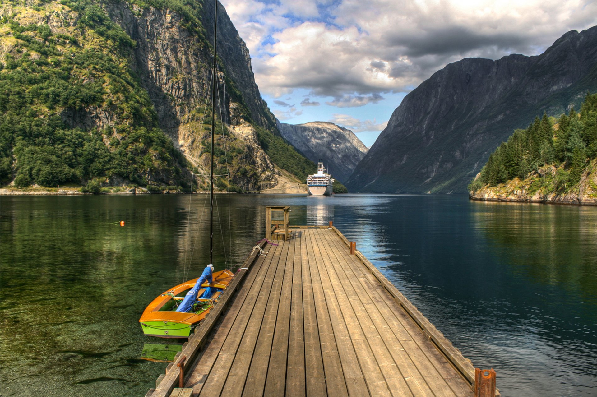 norvège lofoten montagnes eau pont bateau navire