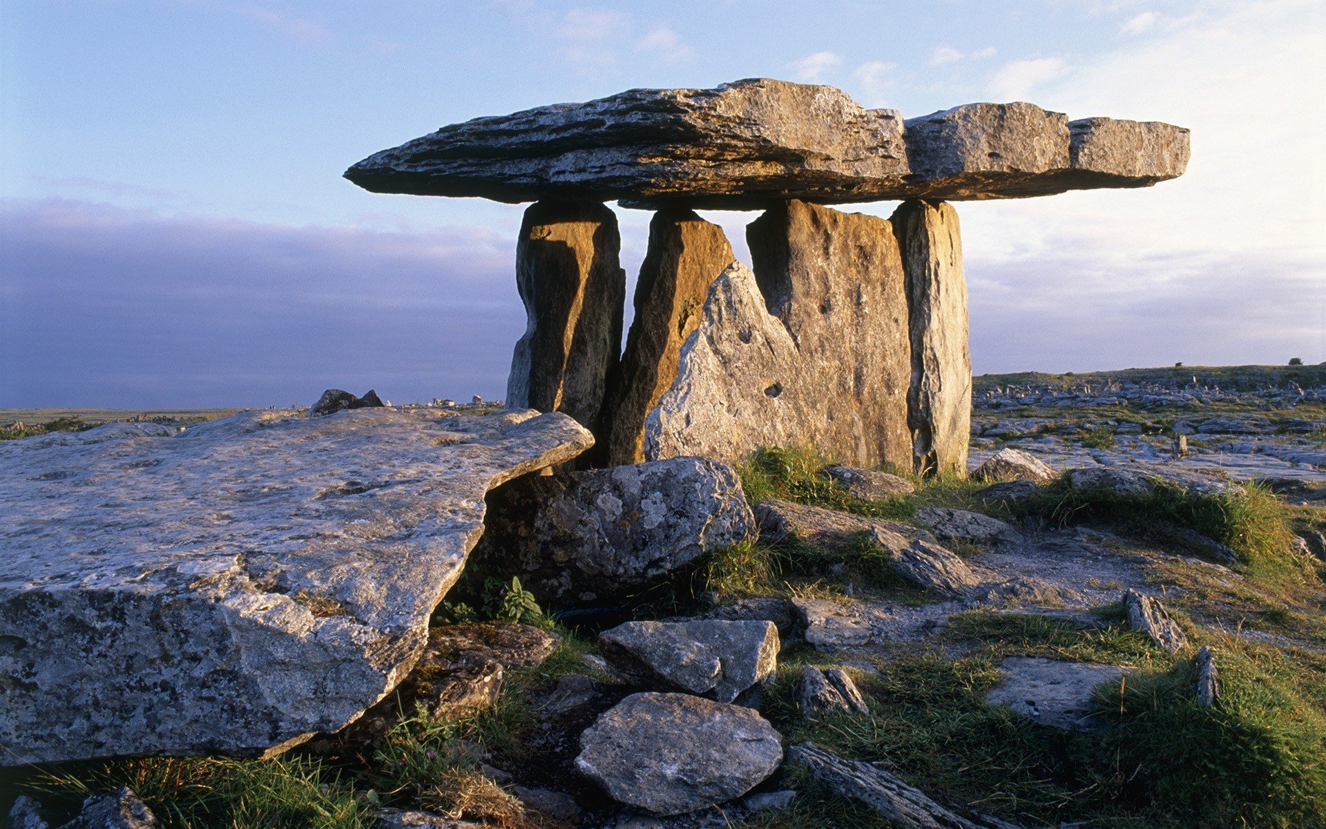 dolmen mégalithe pierres plaine coucher de soleil ciel herbe