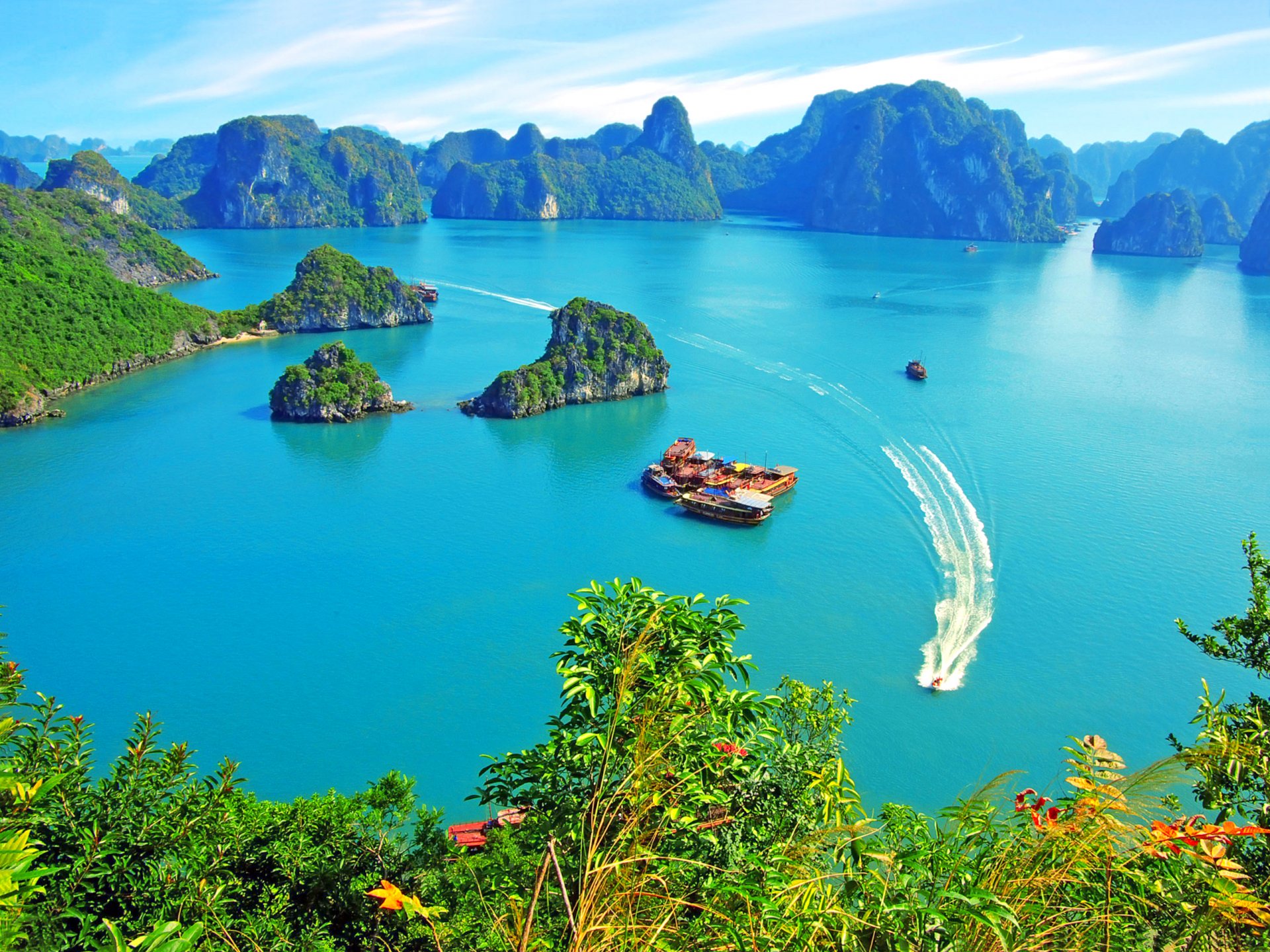 vietnam halong bay felsen inseln vegetation freizeitboote yachten dschunken himmel wolken