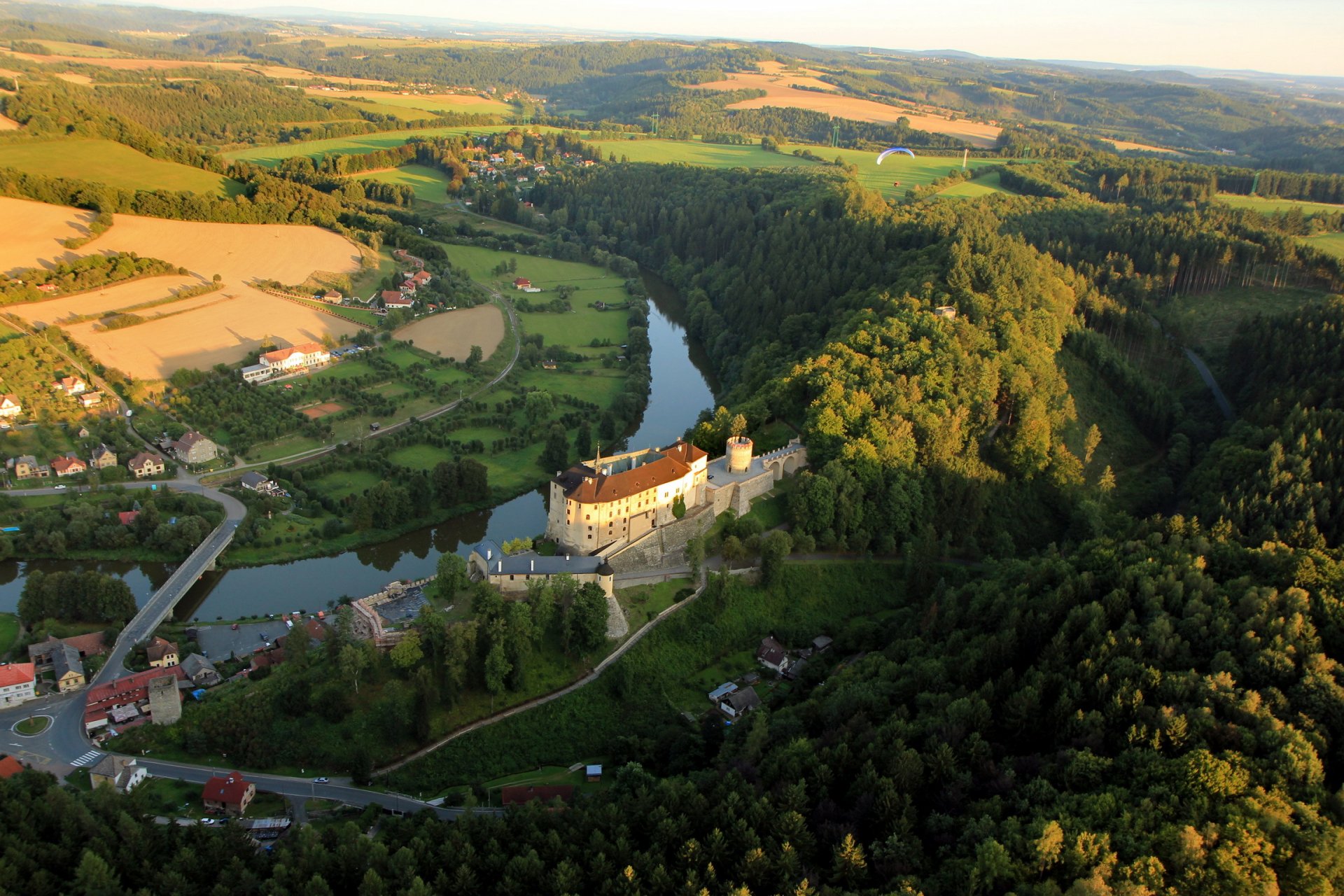 czechy republika czechy góry las rzeka zamek natura domy most lato