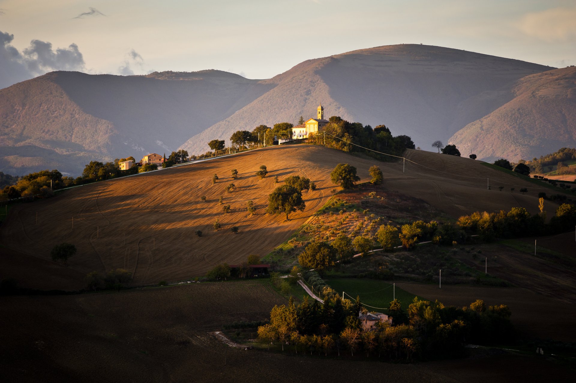 collines arbres maisons champs italie