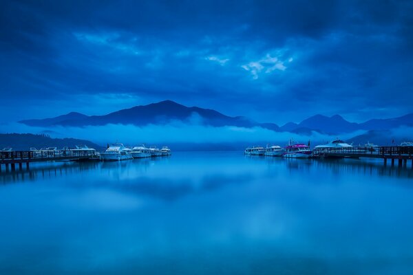 Bateaux sur le quai dans le brouillard