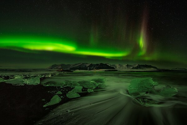 Aurora boreale e notte fredda