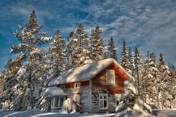 Verlassenes Haus im Wald in Schneewehen