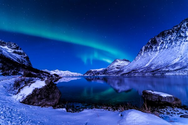 Aurora boreal en una noche de invierno