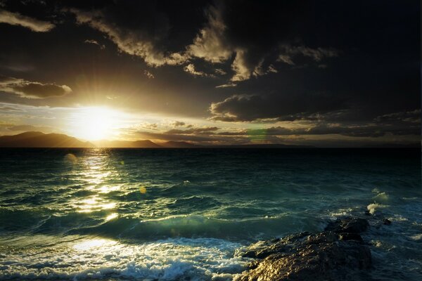 Coucher de soleil sur la baie de pierre de mer