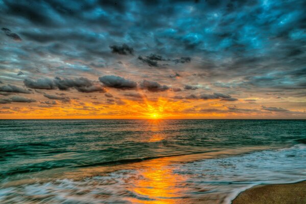 Sonnenuntergang über dem azurblauen Strand