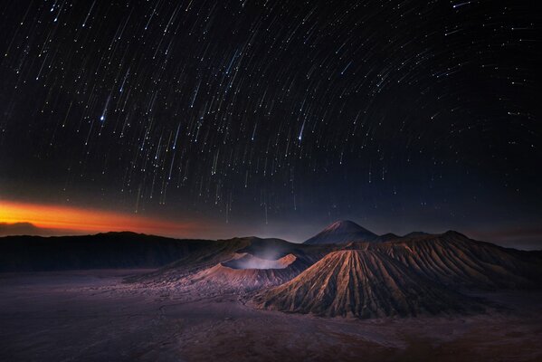 Lluvia de estrellas sobre volcanes