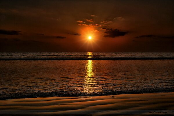 Rêve d attraper le moment du coucher du soleil sur la plage
