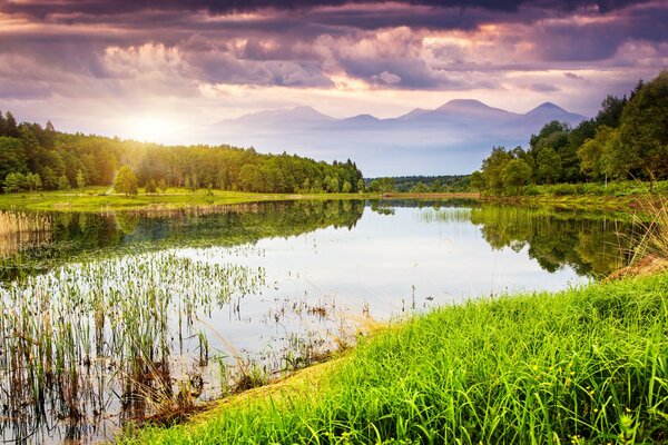 Des nuages fascinants et un paysage merveilleux d une rivière tranquille