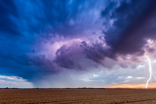 Orage et foudre sur un champ désertique