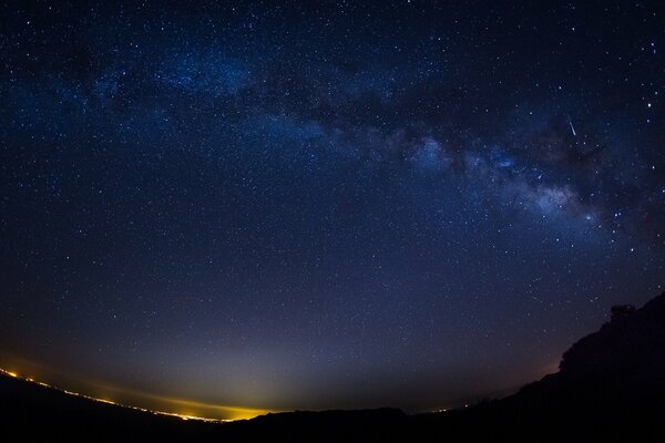 La ciudad de la noche bajo la vía láctea