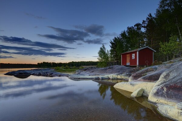 Matin dans une cabane au bord du lac