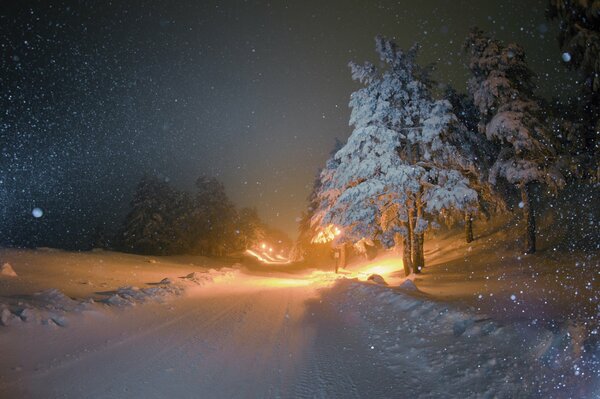 En invierno, el camino iluminado por linternas