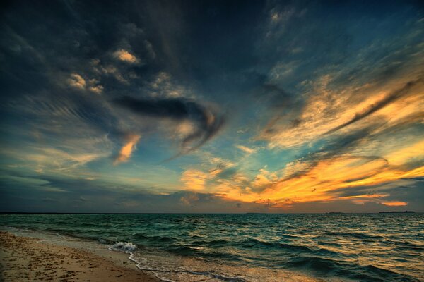 Tramonto infuocato del mare serale