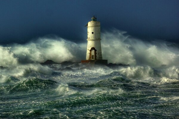 Ein Leuchtturm durch die Wellen eines Sturms