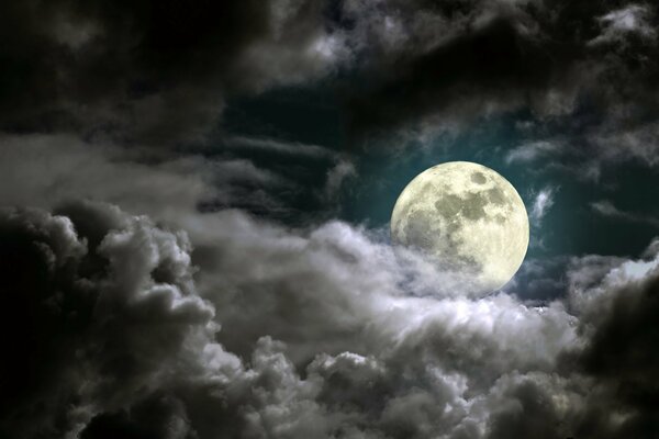 Pleine lune, nuages nocturnes sombres