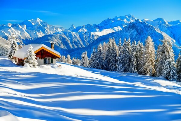 Casa invernale in montagna