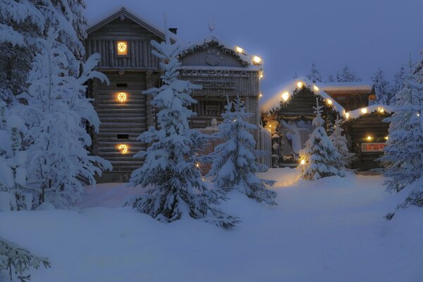 Noche de nieve en invierno en Laponia