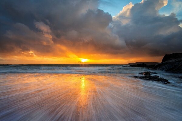 Olas en el mar durante el atardecer