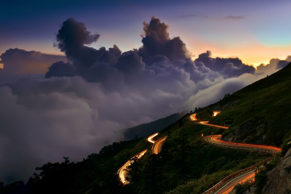 Les lumières de la route du soir